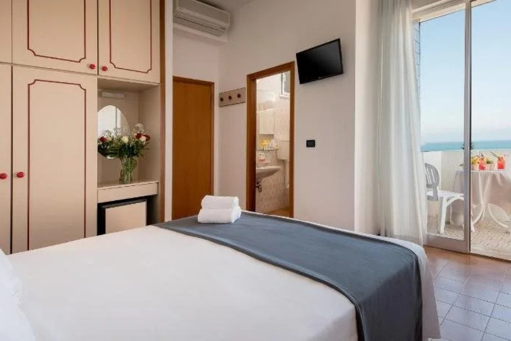 Room 3 of 20