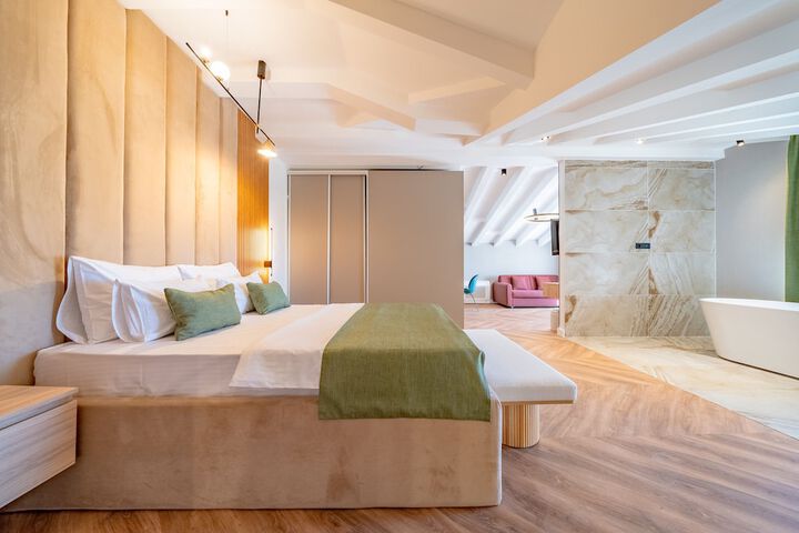 Room 40 of 168