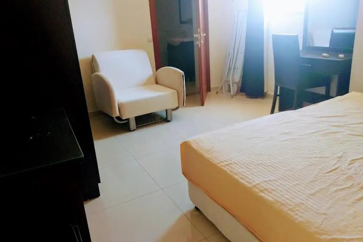 Room 4 of 18