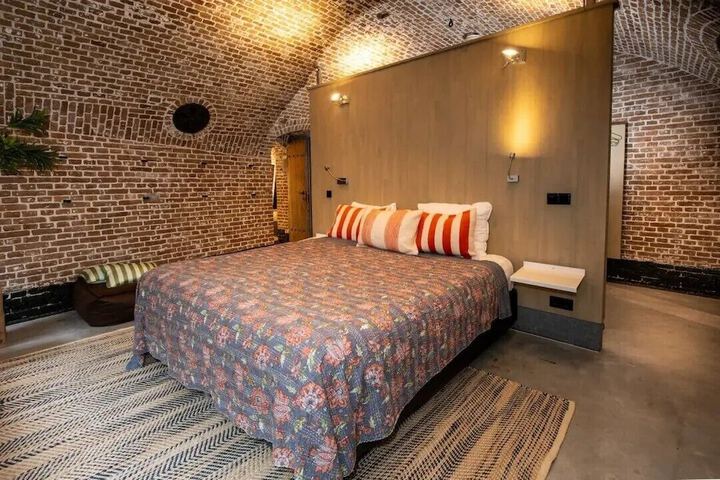 Room 4 of 120