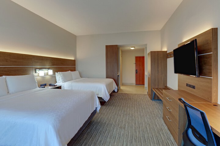 2 Queen Beds (4 of 12)