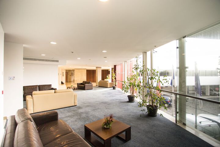 Lounge 49 of 55