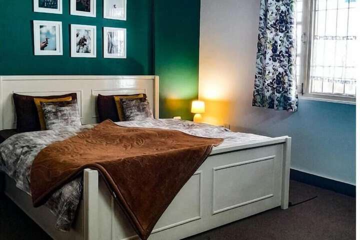 Room 5 of 16