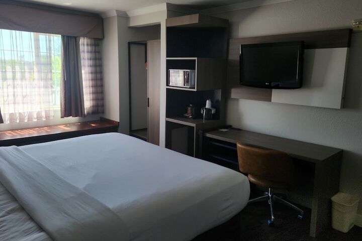 1 King Bed (2 of 9)