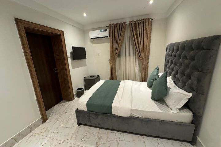 Room 12 of 19
