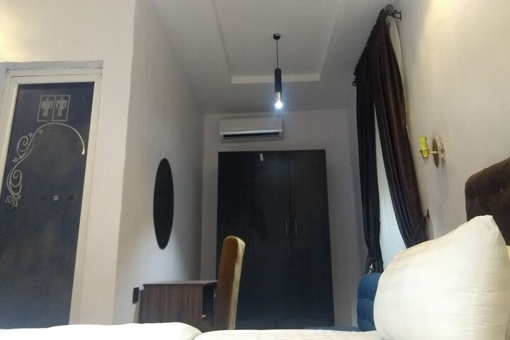Room 17 of 39