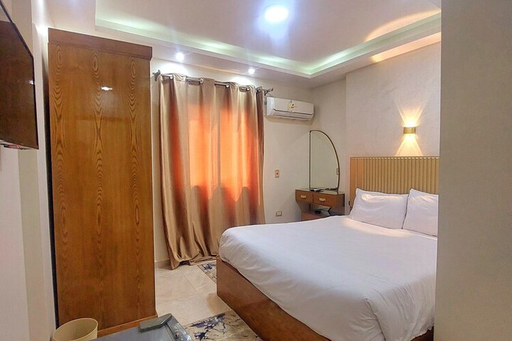 Room 9 of 35