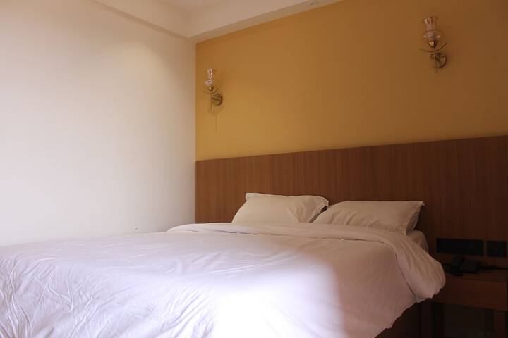 Room 9 of 18