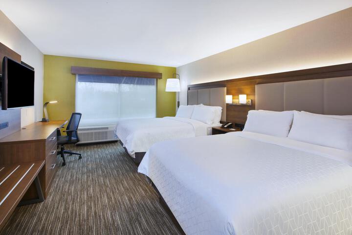 2 Queen Beds (7 of 9)