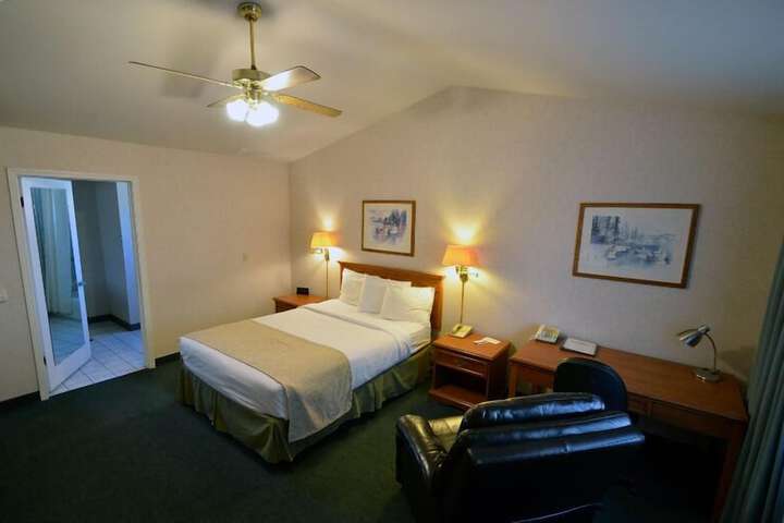 2 Queen Beds (8 of 17)
