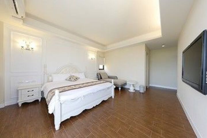 Room 9 of 26