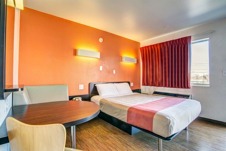 1 Queen Bed (8 of 10)
