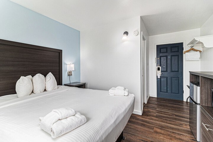 Economy Queen Bed Lake View Patio (66 of 82)