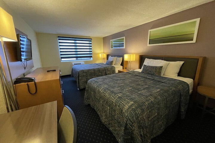1 Queen Bed (11 of 15)