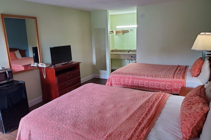 2 Queen Beds (5 of 13)