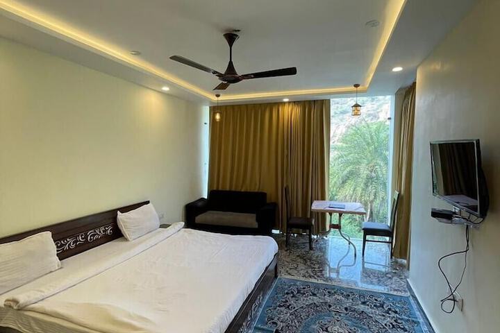 Room 18 of 80