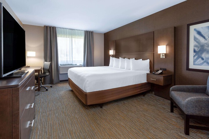 Premium King Bed (8 of 18)