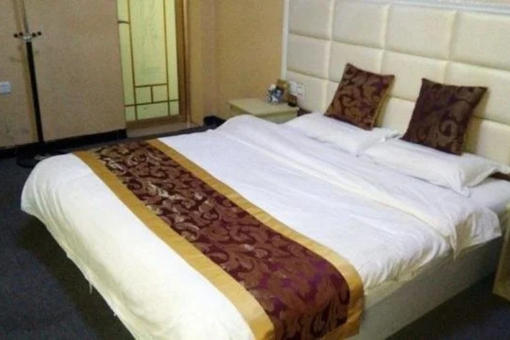 Room 6 of 9