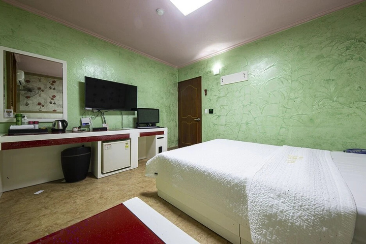 Room 5 of 16