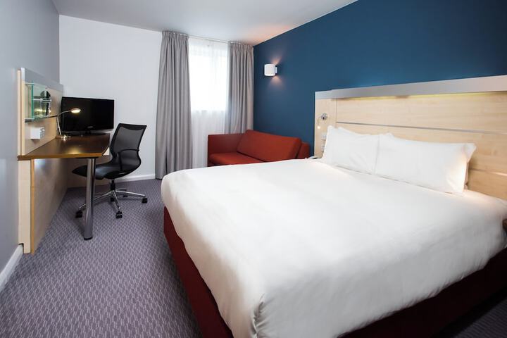 Room 4 of 83