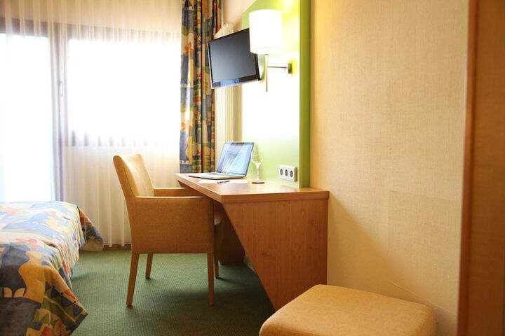 Room 13 of 35