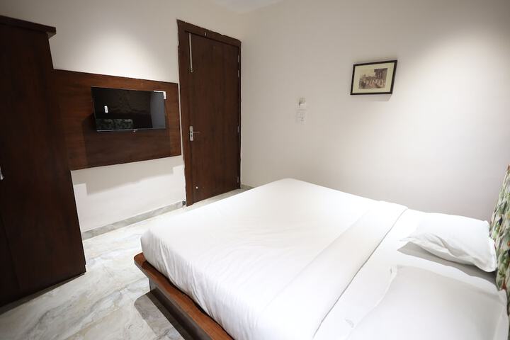 Room 8 of 43