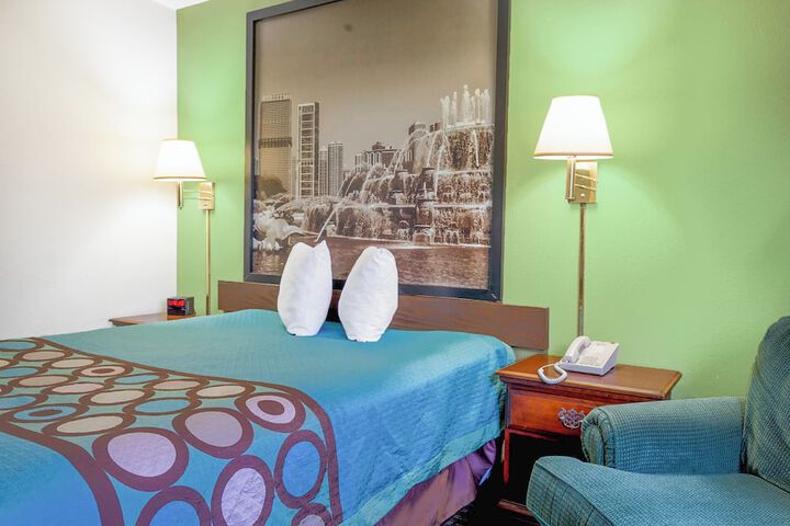 1 Queen Bed (3 of 33)
