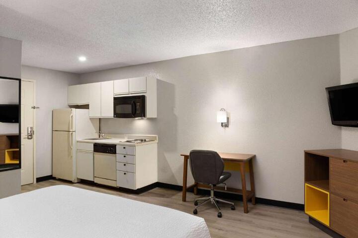 1 Queen Bed Efficiency (1 of 29)