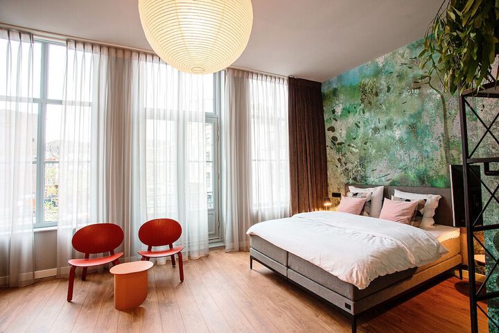 Room 6 of 28