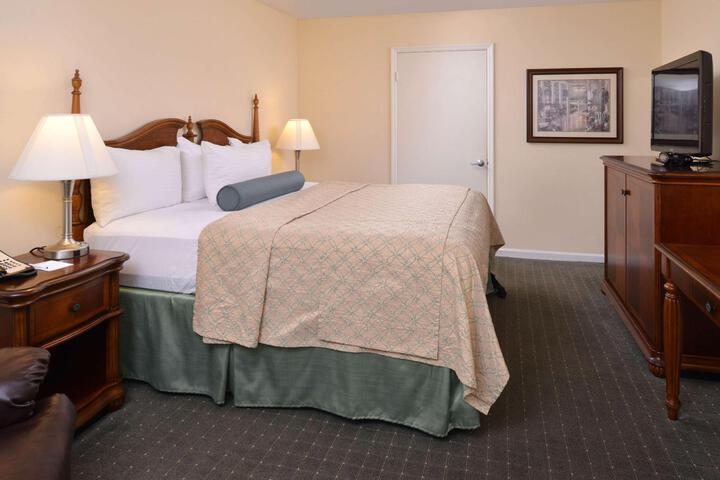 1 King Bed (2 of 14)