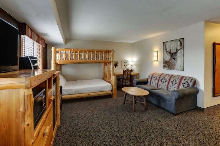 Deluxe King Bed Accessible (4 of 15)