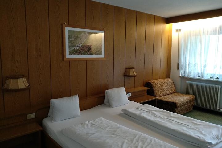 Room 6 of 28