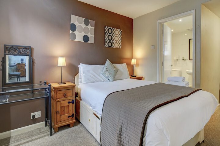 Room 4 of 33