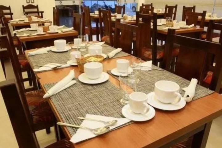 Dining 18 of 23