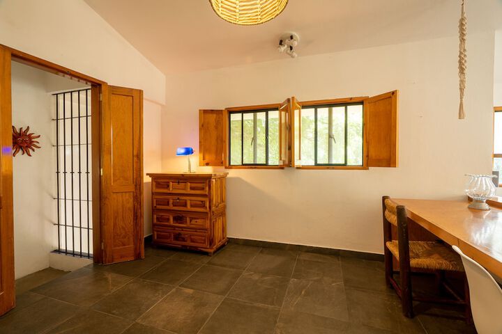 Room 10 of 27