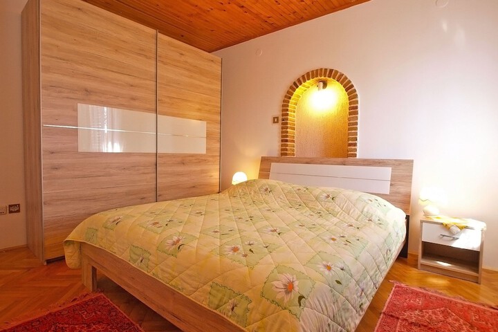 Room 11 of 38