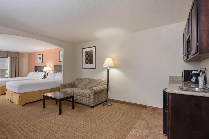 2 Queen Beds (7 of 8)