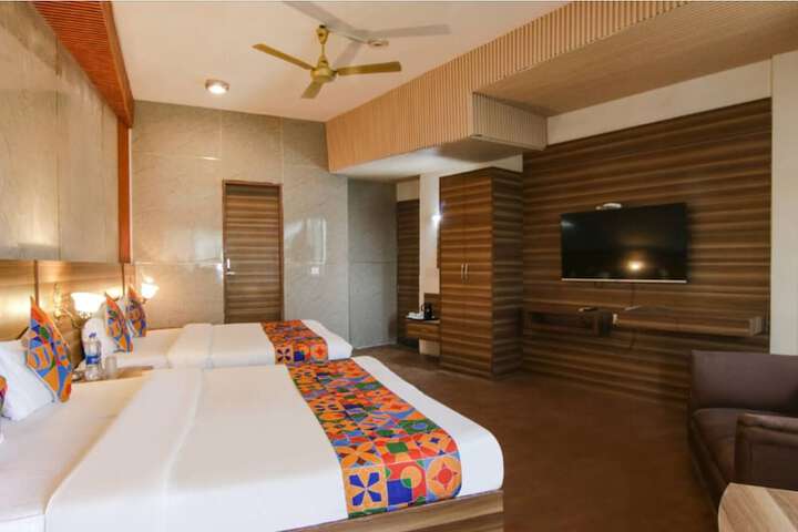 Room 4 of 9