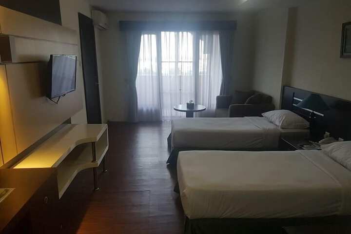 Room 5 of 8
