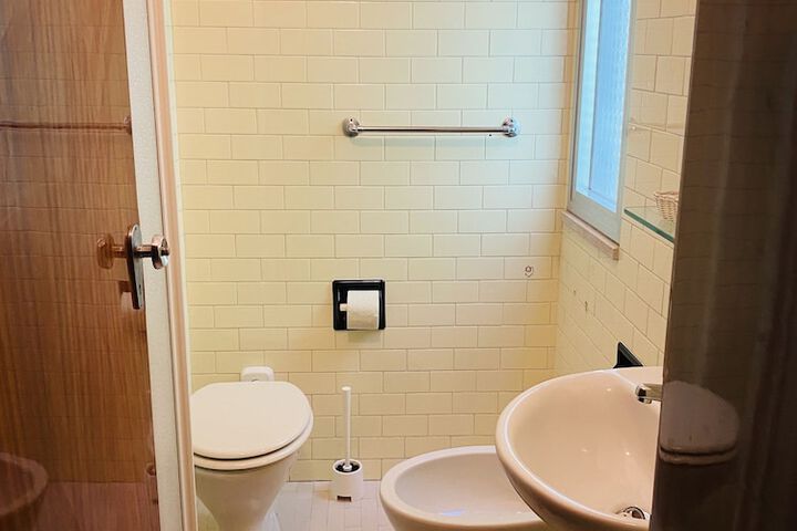 Room 10 of 18