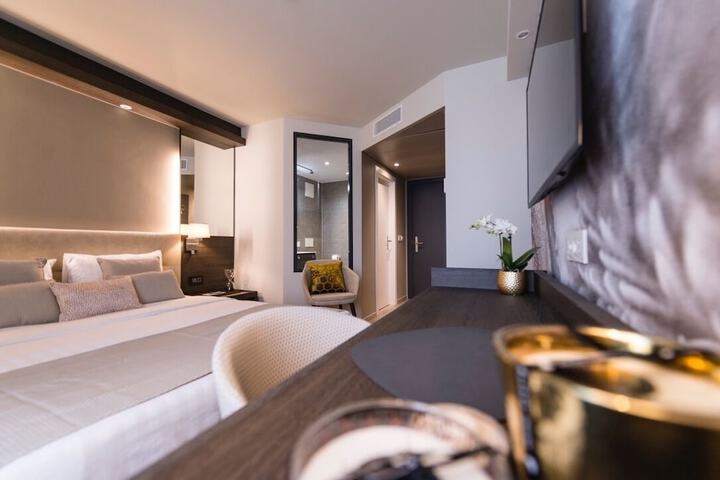 Room 15 of 32