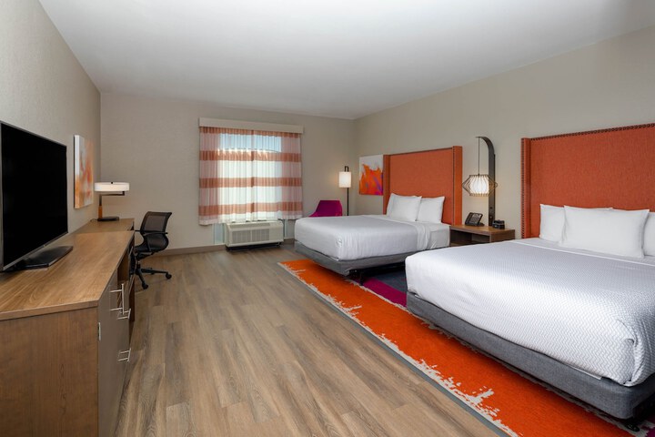 2 Queen Beds (5 of 7)