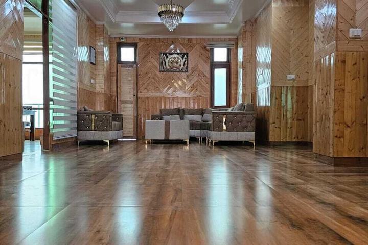 Room 6 of 17