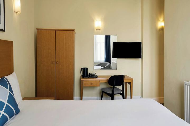 Room 34 of 60