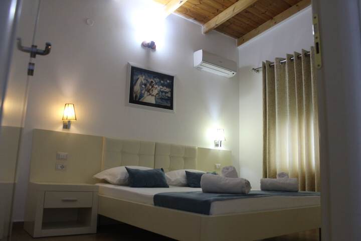 Room 8 of 100