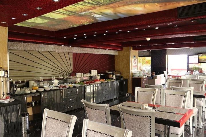 Dining 2 of 18