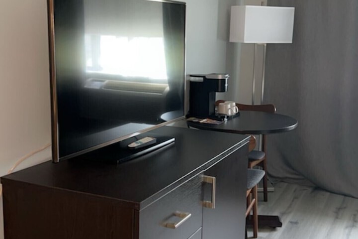 Superior Room 1 Queen Bed Kitchenette (25 of 26)