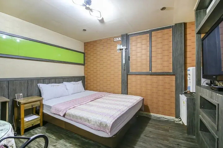 Room 3 of 3