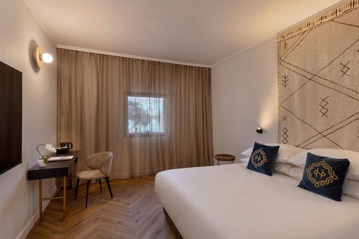 Room 12 of 46