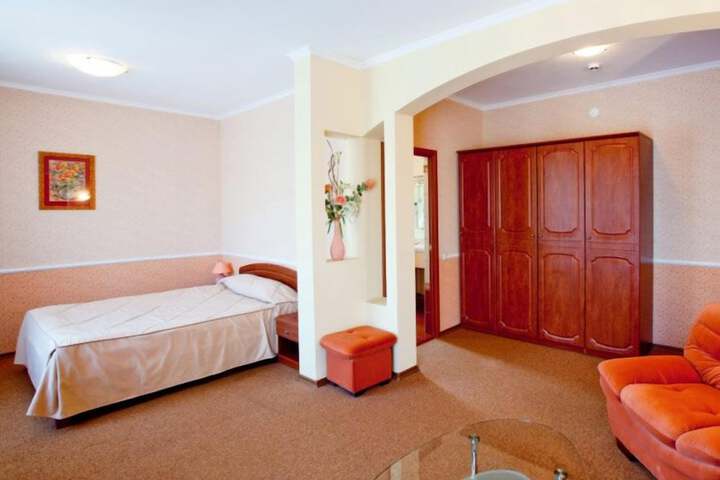 Room 32 of 99